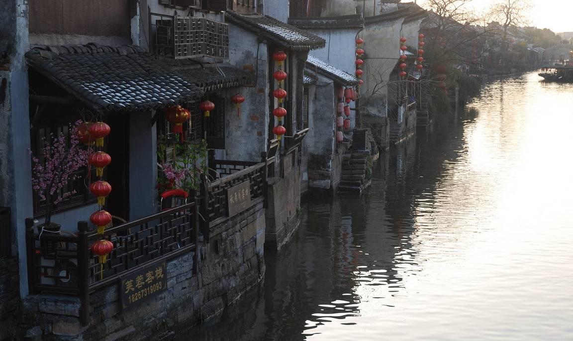 李念三胎产后复工,与众美女同框气质完胜,曾公开三胎儿子正脸照